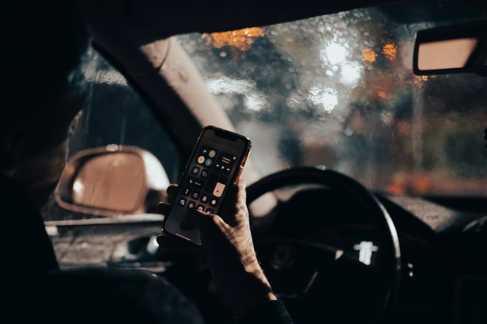 Araç içinde telefonuna bakan sürücü